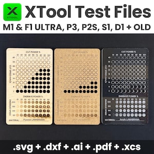 Pode incluir: Imagem de três arquivos de teste a laser com o texto "XTool Test Files". Os arquivos são feitos de madeira e acrílico, com uma grade de círculos e texto indicando a potência de corte, a velocidade de corte e a potência de gravação. Os formatos de arquivo são .svg, .dxf, .ai, .pdf e .xcs.