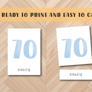 Op de afbeelding: Twee printbare kaarten met het getal 70 in blauw op een witte achtergrond. Het woord "Siebzig" staat onder het getal op elke kaart.