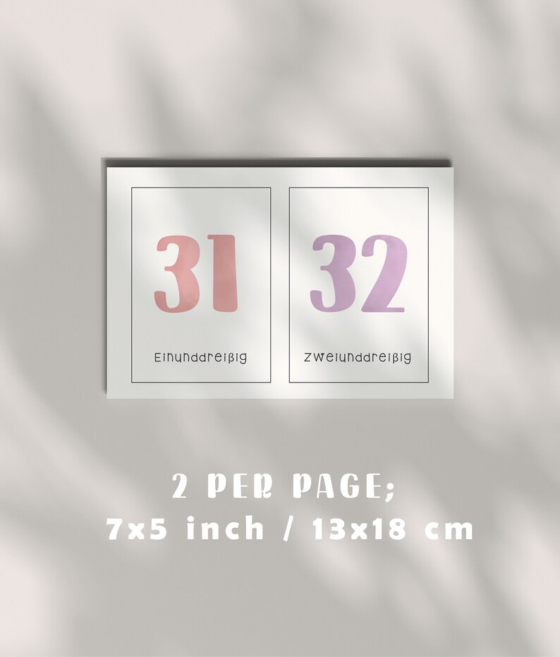 Op de afbeelding: Twee printbare kaarten met de nummers 31 en 32 in roze en paars. De tekst onder de nummers is "Einunddrei&szlig;ig" en "Zweiunddrei&szlig;ig". De tekst onderaan de afbeelding is "2 per pagina; 7x5 inch / 13x18 cm".