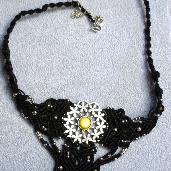 collier plastron noir perles acier  estampe acier - macramé
