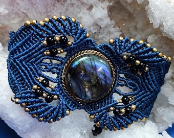 Cuff bracelet - micro macrame - Labradorite cabochon