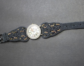 Montre rétro - Bracelet manchette micro macramé et perles laiton