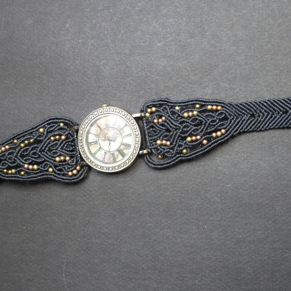 Montre rétro - Bracelet manchette micro macramé et perles laiton