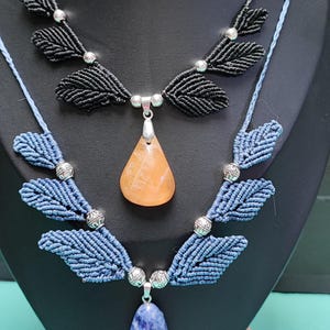 Micro macramé "blaadjes" ketting met hanger van echte edelsteen