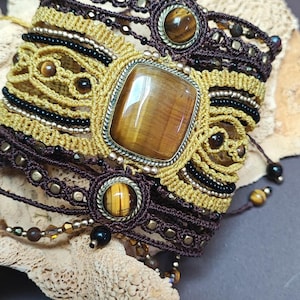 bracelet manchette - micro macramé - cabochons "œil de tigre"