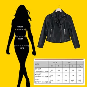 Puede incluir: Tabla de tallas para una chaqueta de moto de cuero sint&eacute;tico negro con detalles de cremallera. La tabla muestra las medidas en pulgadas para la circunferencia del pecho, la cintura y las caderas para las tallas XS, S, M, L y XL.