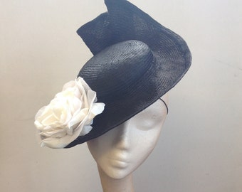 Cappello stile barcaiolo in paglia nera con dettagli in rosa bianca