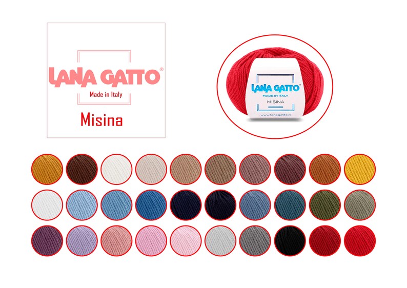 Op de afbeelding: Een verzameling garenklossen in verschillende kleuren, waaronder geel, bruin, wit, beige, blauw, grijs, roze, rood en zwart. Het garen is ge&euml;tiketteerd met "Lana Gatto Misina Made in Italy".