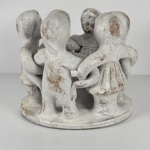 Escultura vintage de portavelas con forma de niños bailando