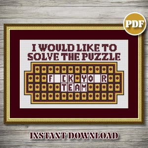 Könnte beinhalten: Gerahmtes Kreuzstich-Design in Gold, mit dem Text "I WOULD LIKE TO SOLVE THE PUZZLE" über einem Spielshow-Brett mit den Worten "F*CK YO*R TEAM". Die Worte "INSTANT DOWNLOAD" stehen unten.