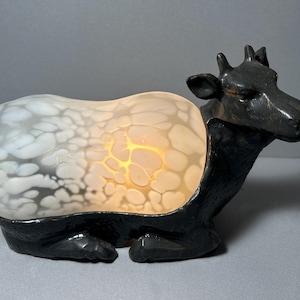 Luce notturna in vetro artistico screziato in bronzo a forma di mucca d&#39;epoca, corpo in metallo satinato, 7,5&quot; di lunghezza, 4,75&quot; di profondità e 3,5&quot; di larghezza massima, elettrica in ottime condizioni di funzionamento