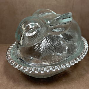 Vintage 1960er Häschen auf Nest Candy Dish 7 ”L Klarglas bedeckt Dish Indiana Glasperlenrand. sehr guter Zustand
