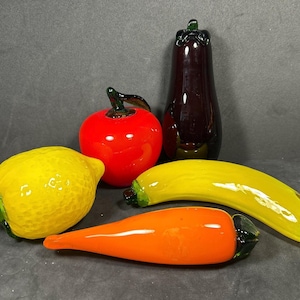 Lot de 5 oeuvres d&#39;art en verre à fruits et légumes vintage, pomme rouge, banane, aubergine, carotte et citron, le tout en excellent état Figurine en verre