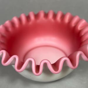 Vintage Fenton Kleine Satinglas Rosa Rüschenschüssel 5 &quot;W x 2&quot; T Aufkleber Ausgezeichneter Zustand!