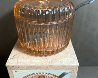 Vintage Indiana rosa persika syltburk med lock och Oneida rostfri sked 4”x4” räfflad burk ny i kartong