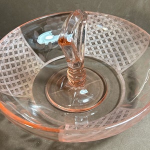 Vintage Pink Depression Glass Center Handle Bowl, Lattice and Flower Etch handle has UV glow beautiful no chips or cracks 8 7/8” x 3”