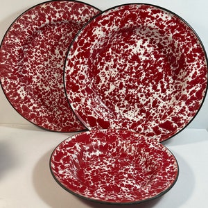 Red Spatterware Enameled Tin Set of 3  10” and 8” Soup Bowl one  10” Dinner plate Dinnerware Farmhouse Camping  excellent condition
