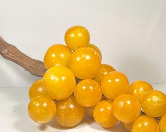 MCM Włoskie pomarańczowo-żółte winogrona alabastrowe, 18”L, okrągłe, 2,5” winogrona, łodyga naturalna, kamień ze śladami wieku i zużycia