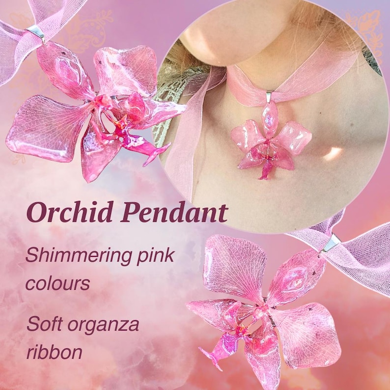 Op de afbeelding: Een glinsterende roze orchideehanger met een zacht organzalint. De hanger heeft de vorm van een bloem. De tekst "Orchid Pendant" is zichtbaar in de afbeelding.