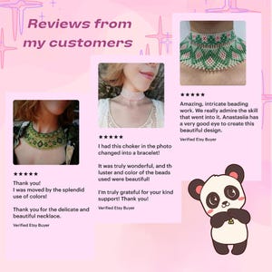 Op de afbeelding: Een roze achtergrond met klantbeoordelingen voor kralenkettingen en chokers. De beoordelingen bevatten tekst en sterrenbeoordelingen. De afbeelding bevat ook een cartoon panda en de tekst "Reviews van mijn klanten."