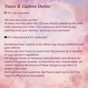 Op de afbeelding: Tekst op een roze en paarse achtergrond met "Taxes & Custom Duties". Het legt het belastingbeleid uit voor Amerikaanse en internationale klanten, met details over kosten en verantwoordelijkheden van de verkoper. De tekst is duidelijk en gemakkelijk te lezen.