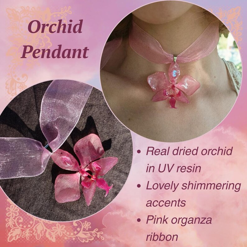 Op de afbeelding: Een roze orchideehanger met een echte gedroogde orchidee in UV-hars, bevestigd aan een roze organzalint. De afbeelding bevat de tekst "Orchid Pendant".