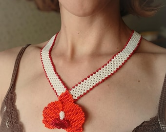 Collar con flor de orquídea y cuentas, joyería botánica de otoño