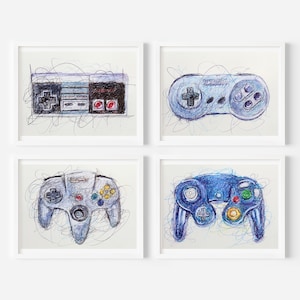 Puede incluir: Conjunto de cuatro impresiones enmarcadas que presentan ilustraciones de mandos de videojuegos clásicos dibujados con tinta azul. Las impresiones incluyen un mando de Nintendo Entertainment System, un mando de Super Nintendo Entertainment System, un mando de Nintendo 64 y un mando de GameCube.