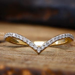 V förmige Moissanit Chevron Goldband halbe Ewigkeit Geschwungene Stapeln Einzigartige Wedding Band Solid 14K Gold V Wedding Band Jubiläumsgeschenke