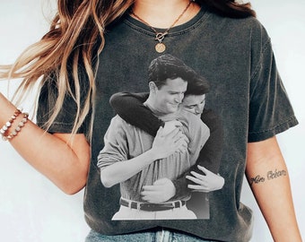 vintage Joey and Chandler Hugging Comfort Color T-shirt, chemise rétro inspirée de la série télévisée Friends, chemise Matthew Perry, chemise classique Friends