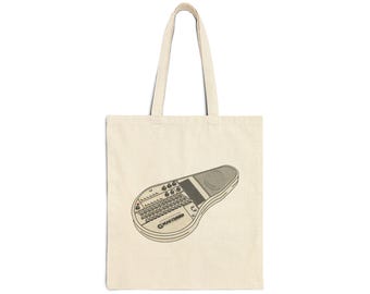 Op de afbeelding: Een beige canvas draagtas met een zwarte lijntekening van een elektronisch Omnichord muziekinstrument. De afbeelding toont duidelijk het toetsenbord, de bedieningsknoppen en het luidsprekerrooster op de voorzijde van de tas.