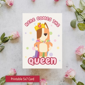 Aí vem a rainha, cartão de dia das mães imprimível Bluey ou cartão de aniversário Bluey para mãe, download digital Bluey, cartão para esposa, cartão Bluey 5x7