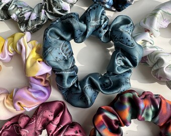 Satijnen scrunchie met patroon - luxe handgemaakte haarelastiek - bloemenvlinderprint