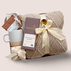 Happy Birthday Gift for Her, Personalized Birthday Box for Women, Custom Birthday Gifts for Mom, Bff Best Friend, Gift Basket with Balnket
