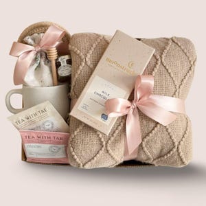 Birthday Gift Box for Best Friend Sister Mom Grandma Birthday Unique Gift Idea Birthflower Gift Basket for Women Happy Birthday Gift Basket imagen 1