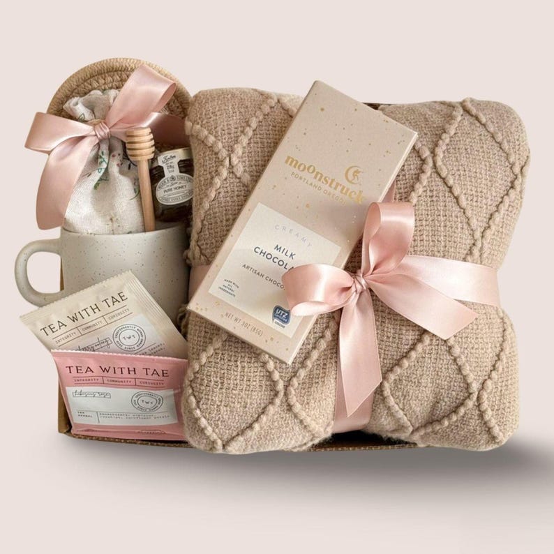 Birthday Gift Box for Best Friend Sister Mom Grandma Birthday Unique Gift Idea Birthflower Gift Basket for Women Happy Birthday Gift Basket imagen 1