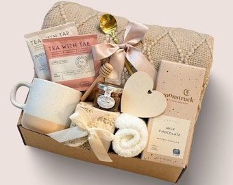 Personalized Birthday Gift Box for Her, Unique Gift Box Idea for Women, Custom Birthday Gift Bundle With Blanket Candle Socks, Gift for Mom