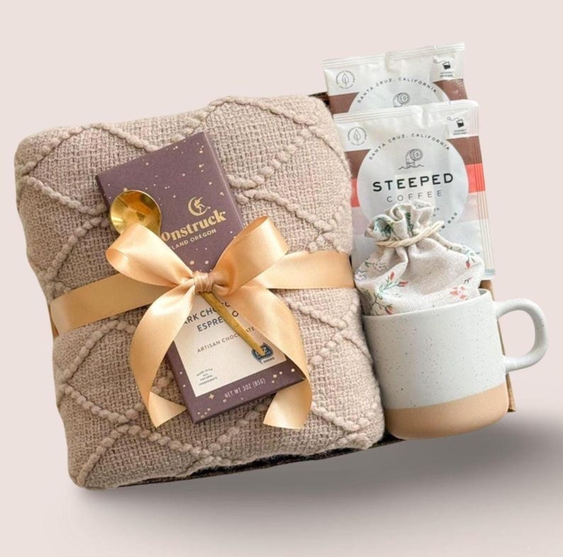 Sympathy Gift Basket, Hygge Gift Box with Blanket, Sending a hug, Thinking of you, Thank You gift, Encouragement gift box for women, Socks immagine 1