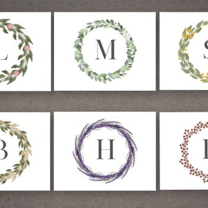 Jeu de cartes de correspondance aquarelle monogrammée couronne 4,25 x 5,5 pouces couronne, aquarelle, monogramme, blanc. Papeterie pliée, enveloppes kraft avec boîte à fenêtre