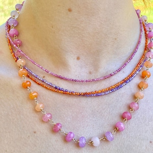 Poppies &#39;n Roses: eine Edelstein-Kette aus Rosenquarz, Chalcedon, Aventurin und Jade mit handgefertigten vergoldeten Drahtgliedern und großem Mariner-Verschluss