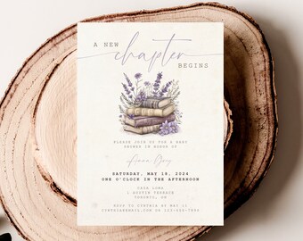 Op de afbeelding: Een uitnodigingskaart voor een babyshower met de tekst "A New Chapter Begins". De kaart toont een aquarelillustratie van opgestapelde boeken en lavendel. De uitnodiging bevat evenementdetails zoals datum, tijd en locatie.
