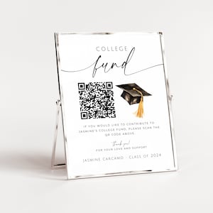 Peut inclure: Une pancarte blanche avec du texte noir qui dit "COLLEGE fund" et un bonnet de diplômé noir et or. Un code QR se trouve au centre de la pancarte. Le texte sous le code QR dit "Si vous souhaitez contribuer au fonds universitaire de Jasmine, veuillez scanner le code QR ci-dessus. Merci ! Pour votre amour et votre soutien. Jasmine Carcamo - Classe de 2024."