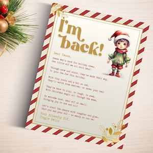 Puede incluir: Una tarjeta rectangular con un borde de rayas diagonales rojas y blancas que presenta el texto dorado I'm back! y un poema dirigido a Tessa. Incluye una ilustración de un pequeño elfo con túnica verde y gorro rojo, con detalles dorados.