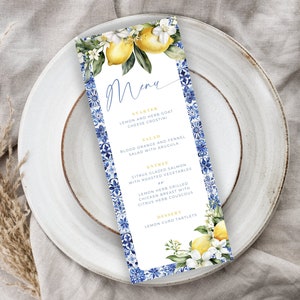 Menu principal do chá de panela Squeeze. Modelo de menu editável Blue Tile Lemon. Download instantâneo Citrus Italy Wedding. Cartão de mesa para impressão. BS52