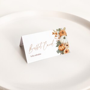 Może przedstawiać: Biała karta bufetowa z napisem "Buffet Card" w miedzianym skrypcie i słowami "fully editable" mniejszą czcionką. Karta zawiera akwarelowy wzór dyni i jesiennych liści.