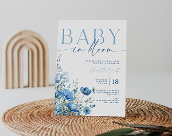 Peut inclure: Une invitation à une fête prénatale avec des fleurs bleues en aquarelle et le texte "BABY in bloom" et "Veuillez vous joindre à nous pour une fête prénatale en l'honneur de Charlotte Bennett. Samedi 18 mai à 15h. 18. Jardins botaniques 123 Garden Street Votre ville. RSVP avant le 11 mai à Kathy 123-456-7890."