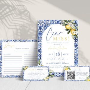 Könnte beinhalten: Hochzeitseinladungs-Set mit blau-weißem Fliesenmuster. Die Einladung lautet "Ciao Miss!" und enthält Details. Rezeptkarten und eine kleine Karte mit QR-Code sind ebenfalls enthalten. Zitronen und florale Akzente sorgen für einen frischen Look.