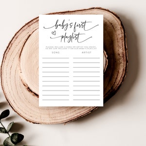 Op de afbeelding: Een printbare baby shower-spelkaart met de tekst "baby's first playlist" en instructies om een liedje of artiest voor de baby's playlist in te vullen. De kaart heeft lijnen waar gasten hun liedjes en artiesten suggesties kunnen opschrijven.