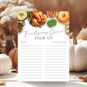 Op de afbeelding: Een wit Friendsgiving Dinner Sign Up-blad met een aquarel illustratie van een Thanksgiving-maaltijd. Het aanmeldformulier heeft velden voor naam en bijdrage. Witte pompoenen en herfstbladeren zijn op de achtergrond te zien.