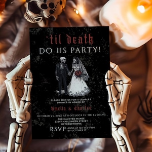 Op de afbeelding: Een zwarte Halloween-uitnodiging met de tekst "til death DO US PARTY!" toont een skeletpaar. De uitnodiging bevat evenementdetails en wordt vastgehouden door skelettenhanden. De achtergrond is wazig.